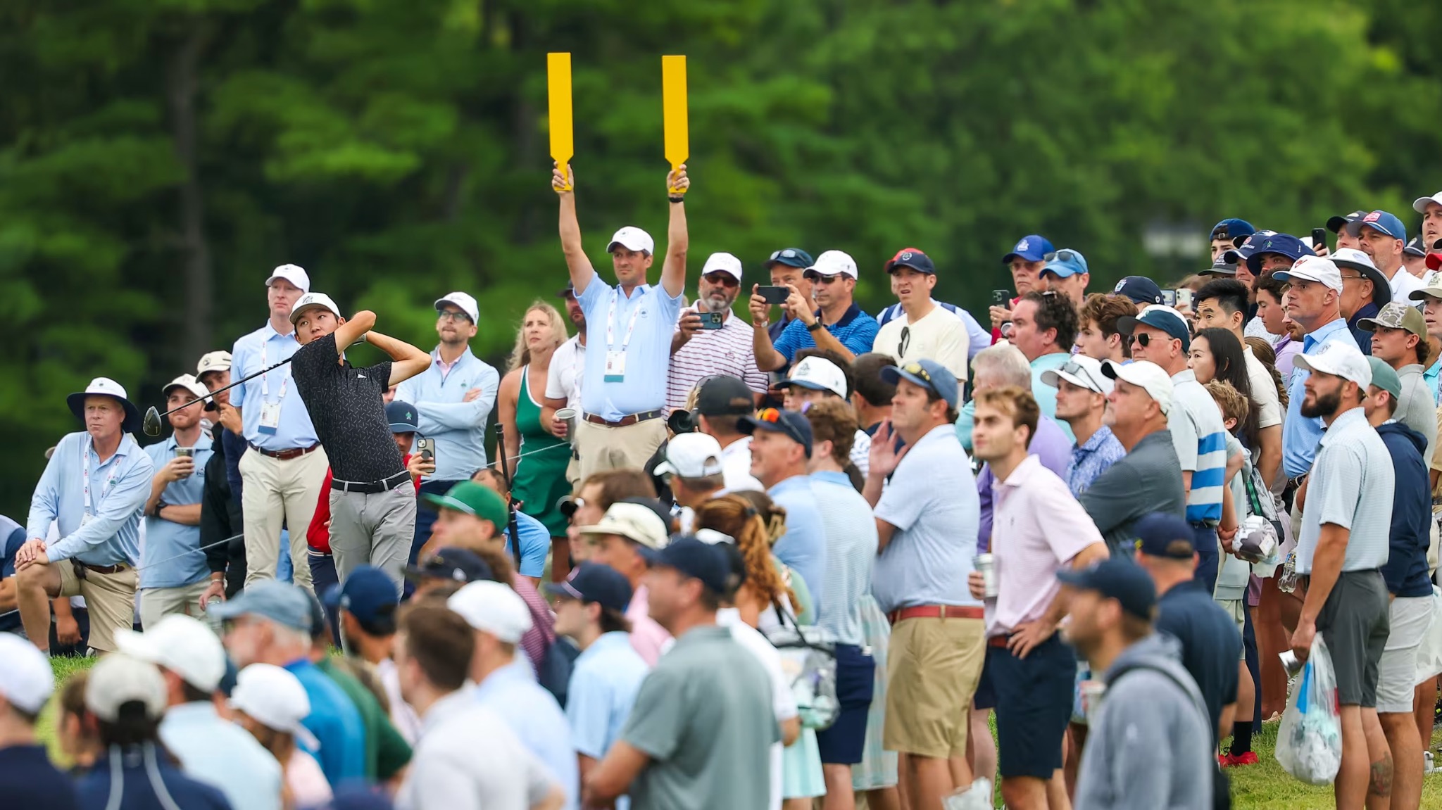 Jay Leng playing in front of a packed U.S. Amateur gallery